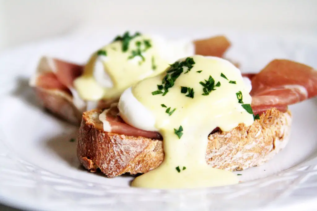 eggs-benedict-horseradish-hollandaise-3