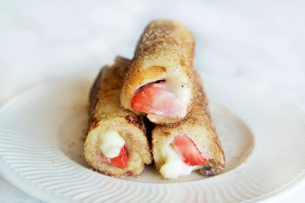 strawberry-cheesecake-french-toast-rollups-2