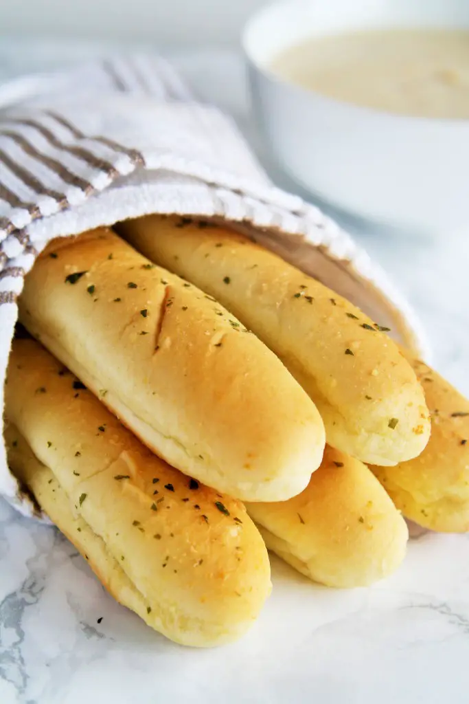 garlic-butter-breadsticks-1