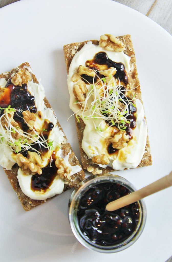 balsamic-fig-whipped-goat-cheese-crostini-2