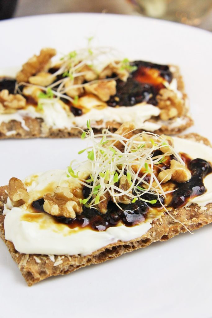 balsamic-fig-whipped-goat-cheese-crostini-3