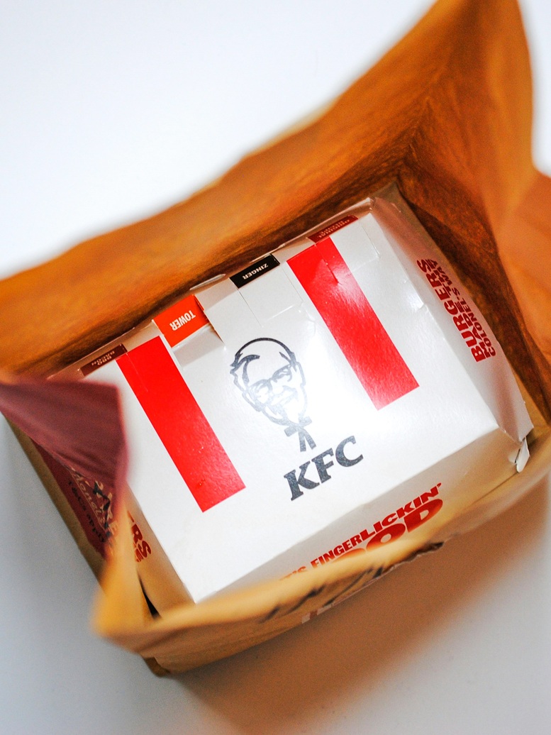 Wondering how long KFC coleslaw lasts in the fridge before it goes bad? Here’s the full guide on storing, serving, and safely enjoying this iconic side dish.