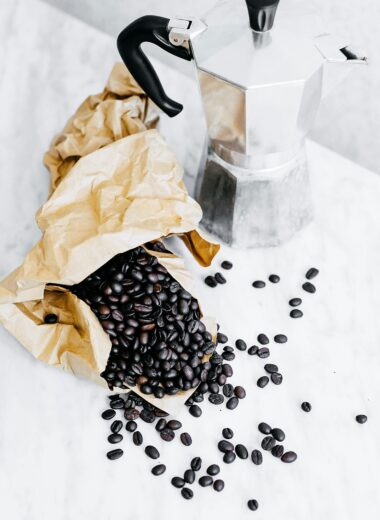 Looking for the perfect gift for a coffee enthusiast? A coffee bean tasting pack offers a delightful variety of single-origin coffees and dark roasts, making it an ideal way to explore new favorites and discover the best coffee beans.