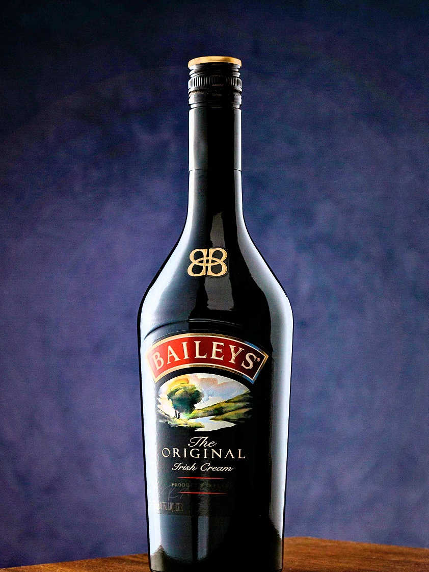 Wondering if Baileys Original Irish Cream contains coffee? Learn about the ingredients in this popular liqueur, its perfect pairing with coffee cocktails, and how Baileys enhances drinks like Irish coffee, Baileys mocha martinis, and more!