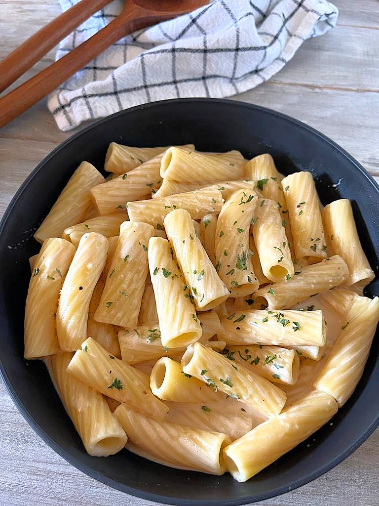 This easy Hello Fresh Cream Sauce Base recipe is a versatile, creamy base that can elevate a variety of dishes with simple ingredients and delicious flavor.