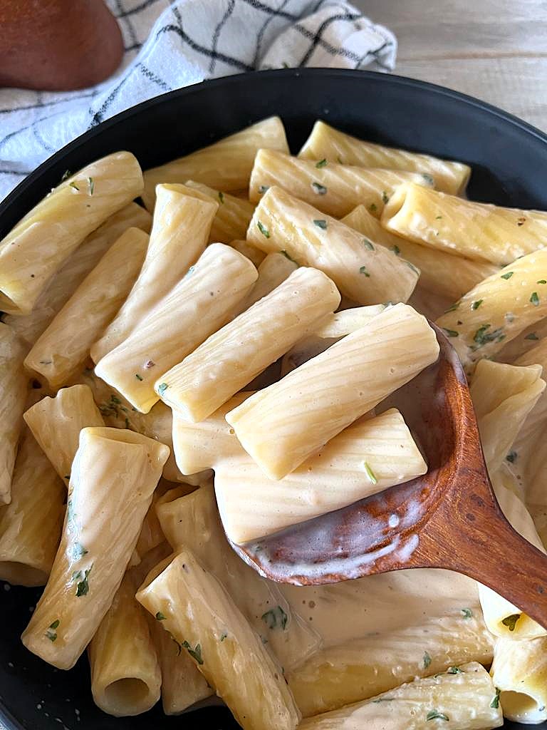 This easy Hello Fresh Cream Sauce Base recipe is a versatile, creamy base that can elevate a variety of dishes with simple ingredients and delicious flavor.