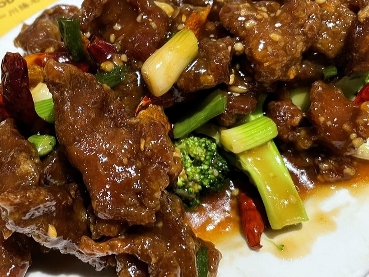 Learn the key differences between Szechuan Beef and Mongolian Beef in flavor, ingredients, spice level, and origin. Find out which dish suits your taste with detailed recipes and tips.