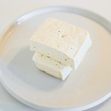 Discover the differences between Gorgonzola and Feta cheeses. Gorgonzola, a creamy, tangy blue cheese, contrasts with Feta’s milder, crumbly texture. Learn about their milk sources, flavors, aging processes, and best uses to choose the perfect cheese for your dish.