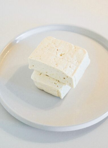 Discover the differences between Gorgonzola and Feta cheeses. Gorgonzola, a creamy, tangy blue cheese, contrasts with Feta’s milder, crumbly texture. Learn about their milk sources, flavors, aging processes, and best uses to choose the perfect cheese for your dish.