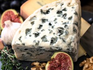 Discover the differences between Gorgonzola and Feta cheeses. Gorgonzola, a creamy, tangy blue cheese, contrasts with Feta’s milder, crumbly texture. Learn about their milk sources, flavors, aging processes, and best uses to choose the perfect cheese for your dish.