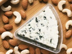 Discover the differences between Gorgonzola and Feta cheeses. Gorgonzola, a creamy, tangy blue cheese, contrasts with Feta’s milder, crumbly texture. Learn about their milk sources, flavors, aging processes, and best uses to choose the perfect cheese for your dish.