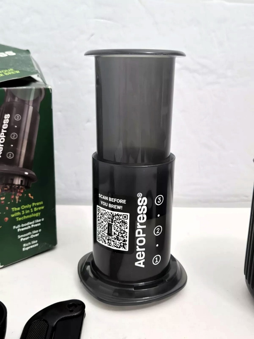 Learn how to brew the perfect cup of coffee with the inverted Aeropress method. This brew guide covers everything from grind size to water temperature, offering simple steps for beginners and coffee enthusiasts alike.
