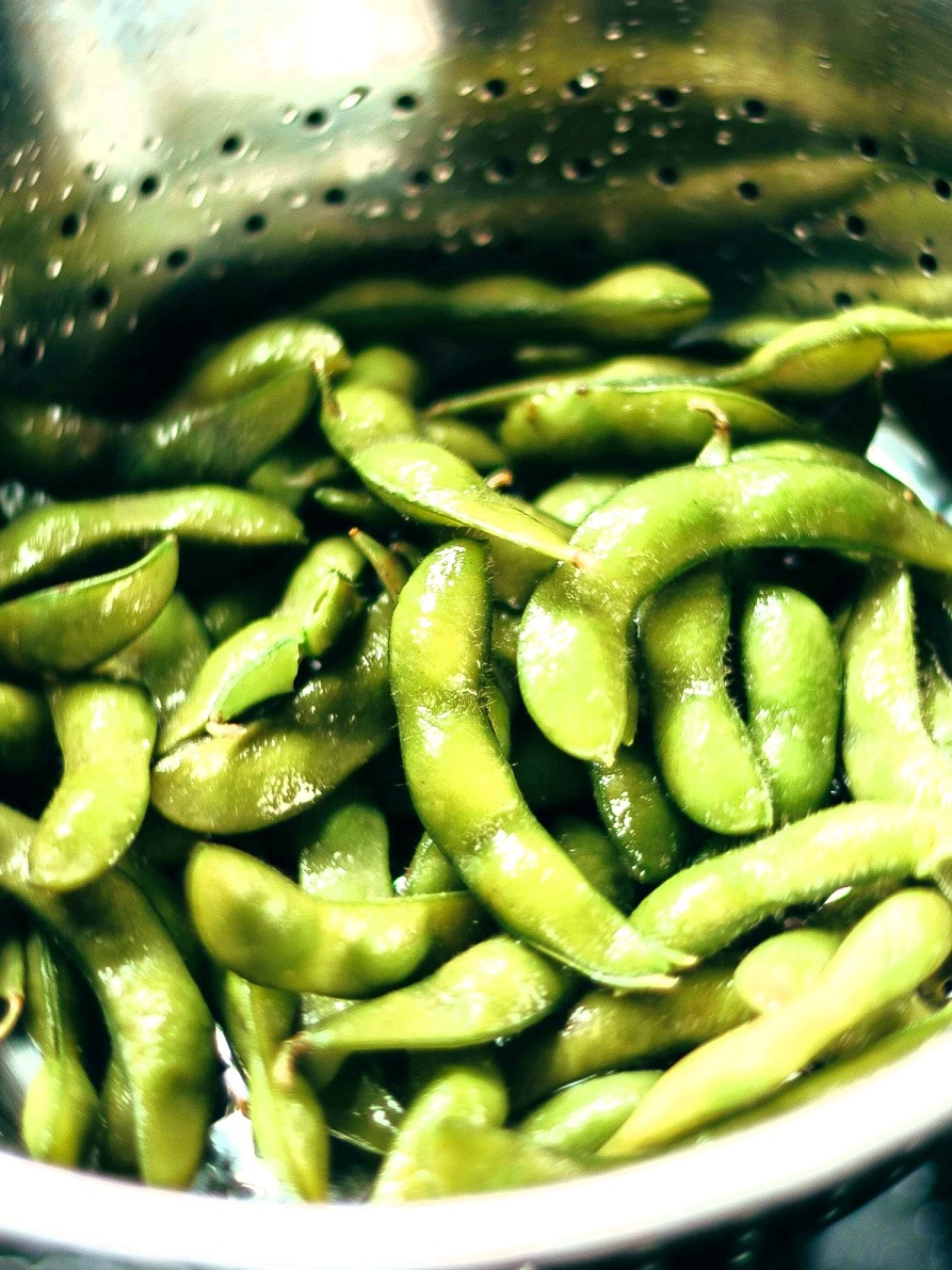 Learn how to cook Costco edamame with 4 easy methods: boiling, steaming, sautéing, and microwaving. Perfect for a healthy, protein-packed snack! Find tips on seasoning and cooking time.