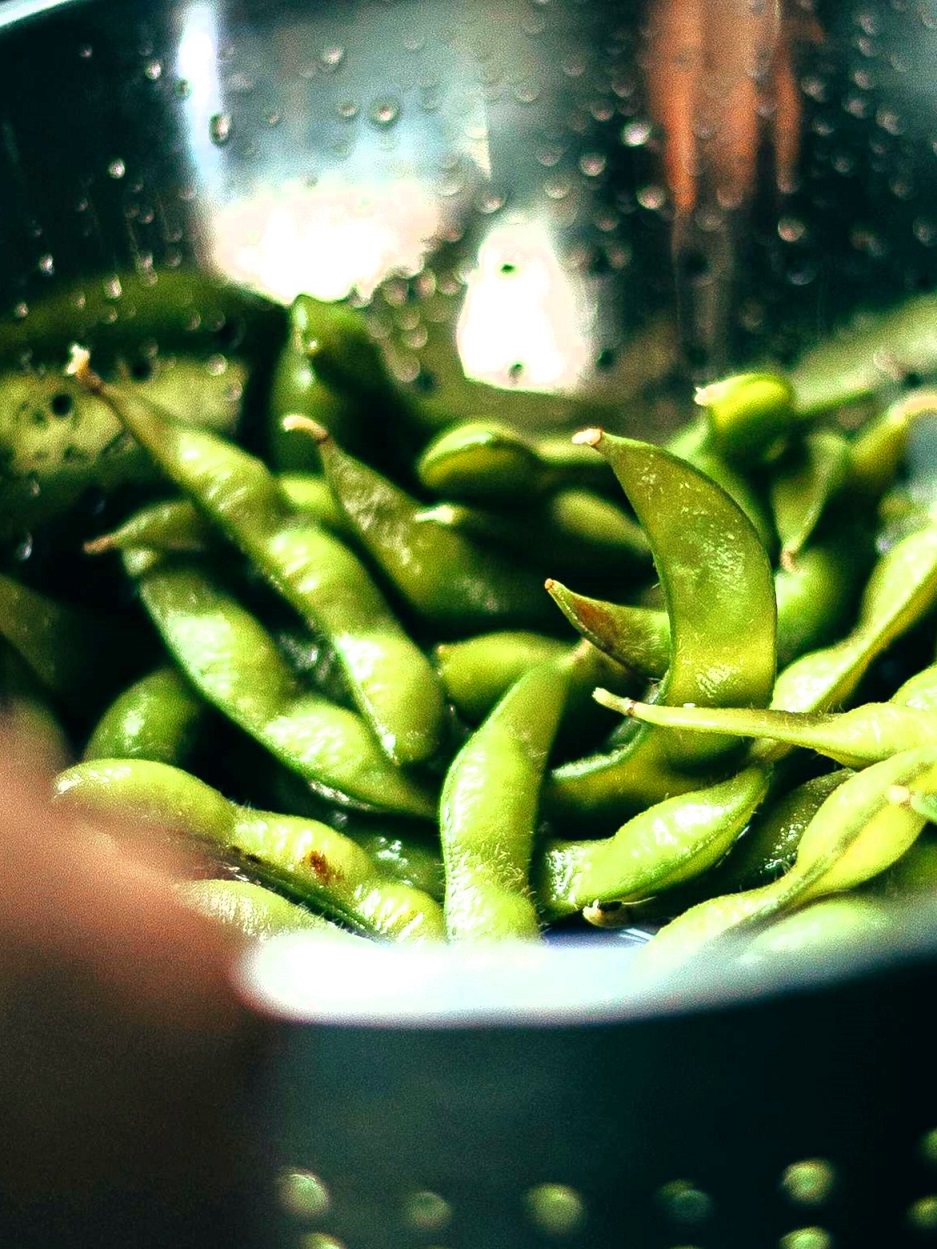 Learn how to cook Costco edamame with 4 easy methods: boiling, steaming, sautéing, and microwaving. Perfect for a healthy, protein-packed snack! Find tips on seasoning and cooking time.