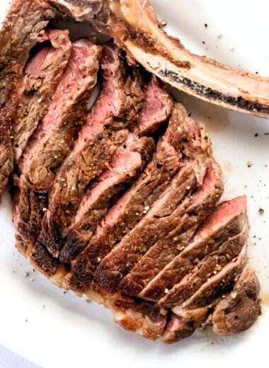 Learn how to cook the perfect steak on a George Foreman grill with this step-by-step guide. From choosing the right cut of steak to grilling tips and cooking times, get the best results for a delicious, juicy steak every time!