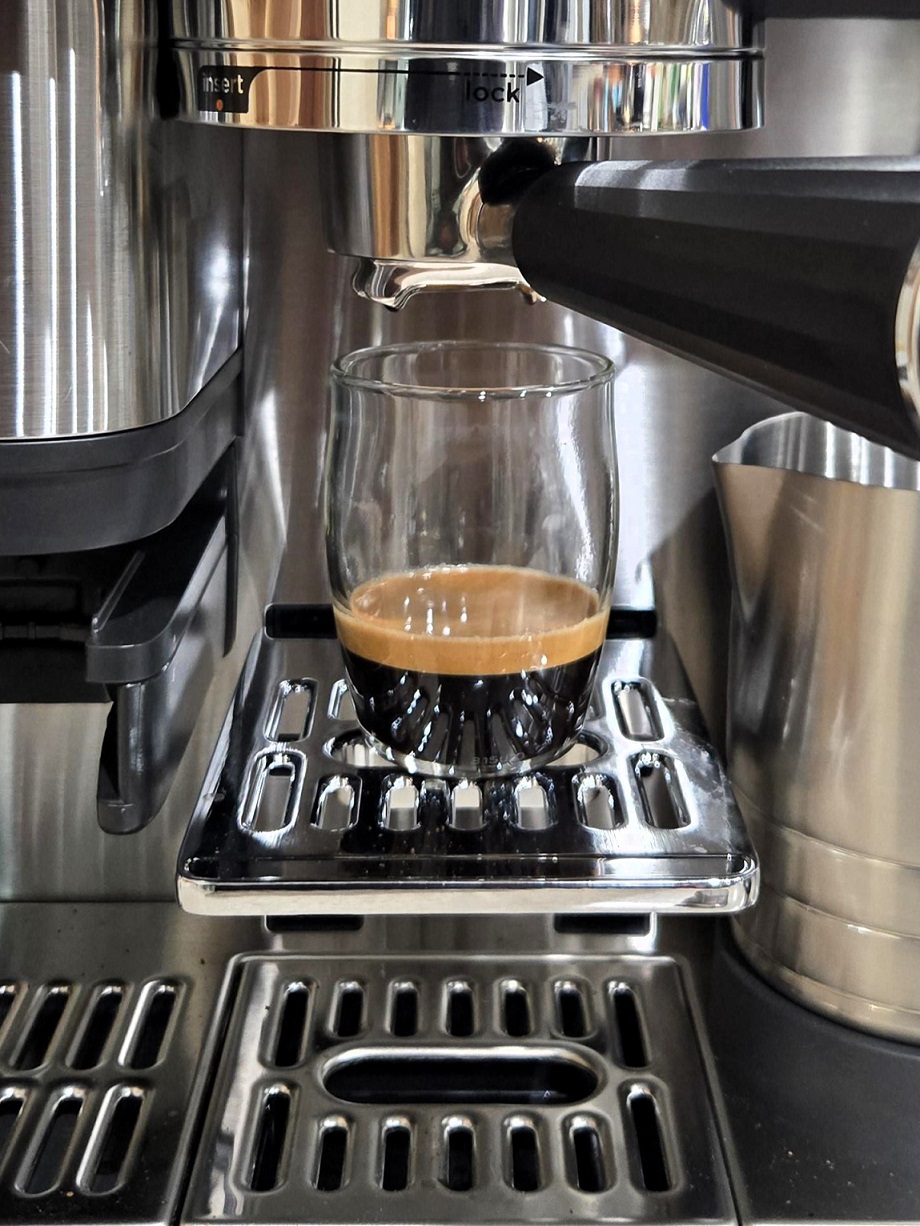 Discover the 2025 Ninja Luxe Café 3-in-1 Coffee Machine in this review. From barista assist technology to rapid cold brew, find out if this smart coffee system delivers café-quality drinks at home.&nbsp;