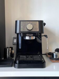 Honest review of De’Longhi Stilosa espresso machine — budget-friendly, beginner-friendly, great espresso shots with 15-bar pump pressure.