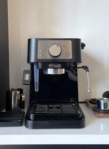 Honest review of De’Longhi Stilosa espresso machine — budget-friendly, beginner-friendly, great espresso shots with 15-bar pump pressure.