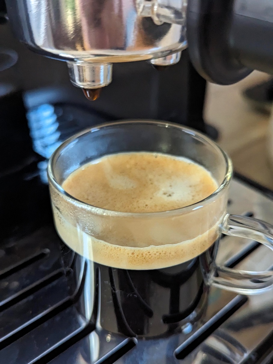 Honest review of De’Longhi Stilosa espresso machine — budget-friendly, beginner-friendly, great espresso shots with 15-bar pump pressure.