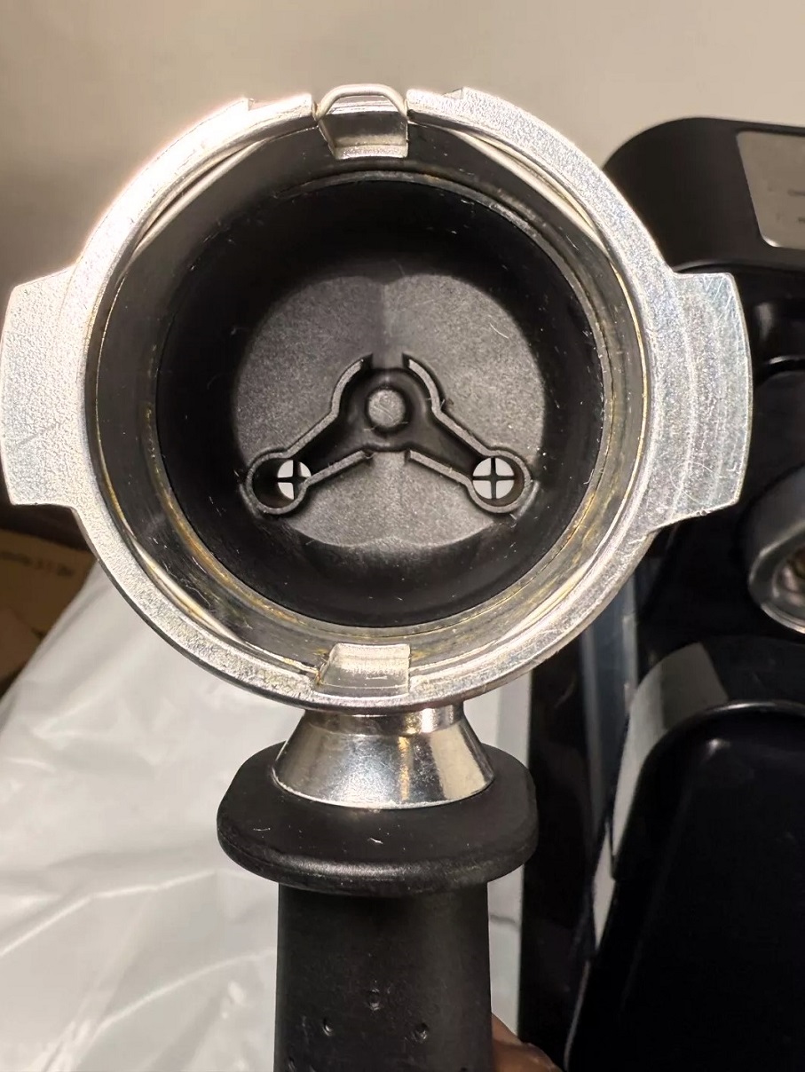 Honest review of De’Longhi Stilosa espresso machine — budget-friendly, beginner-friendly, great espresso shots with 15-bar pump pressure.