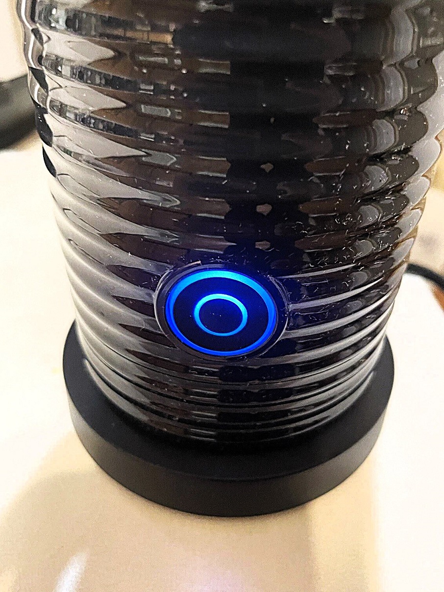 Learn how to use the Nespresso Aeroccino handheld milk frother to make perfect hot or cold foam. Best tips for lattes, plant-based milk, and cleaning.