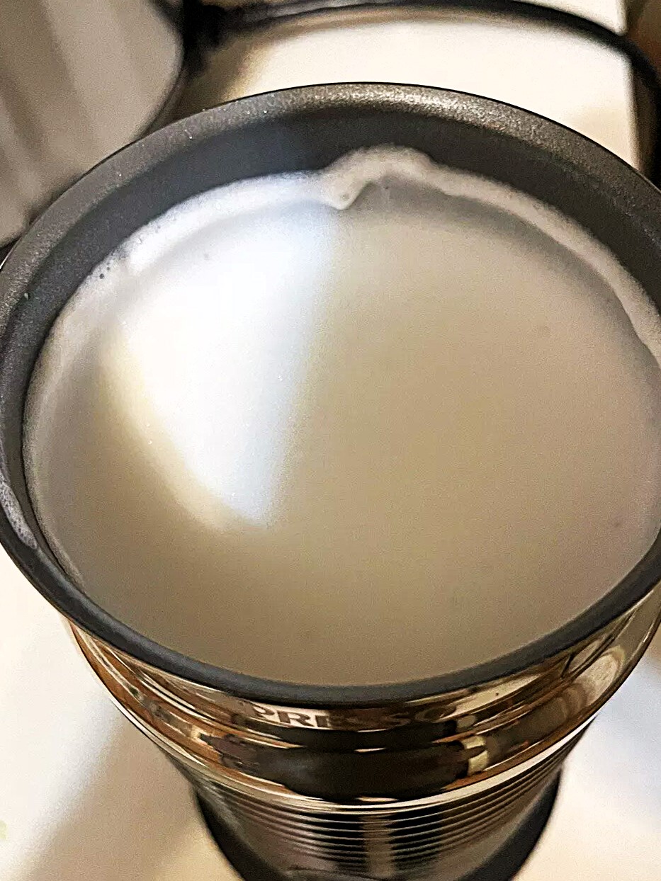 Learn how to use the Nespresso Aeroccino handheld milk frother to make perfect hot or cold foam. Best tips for lattes, plant-based milk, and cleaning.