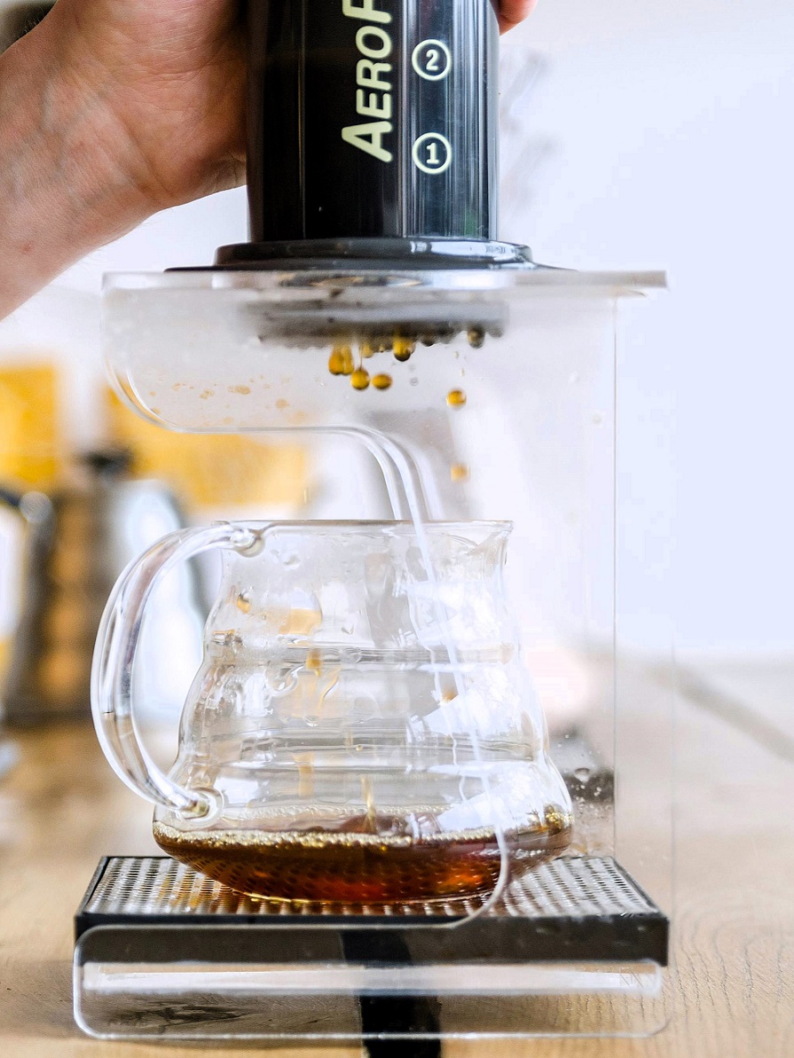Make a delicious Aeropress latte at home with this easy step-by-step recipe. Learn the best grind size, water temperature, and milk options to create a perfect cup every time. Ideal for coffee lovers looking to craft a rich and creamy latte without an espresso machine.