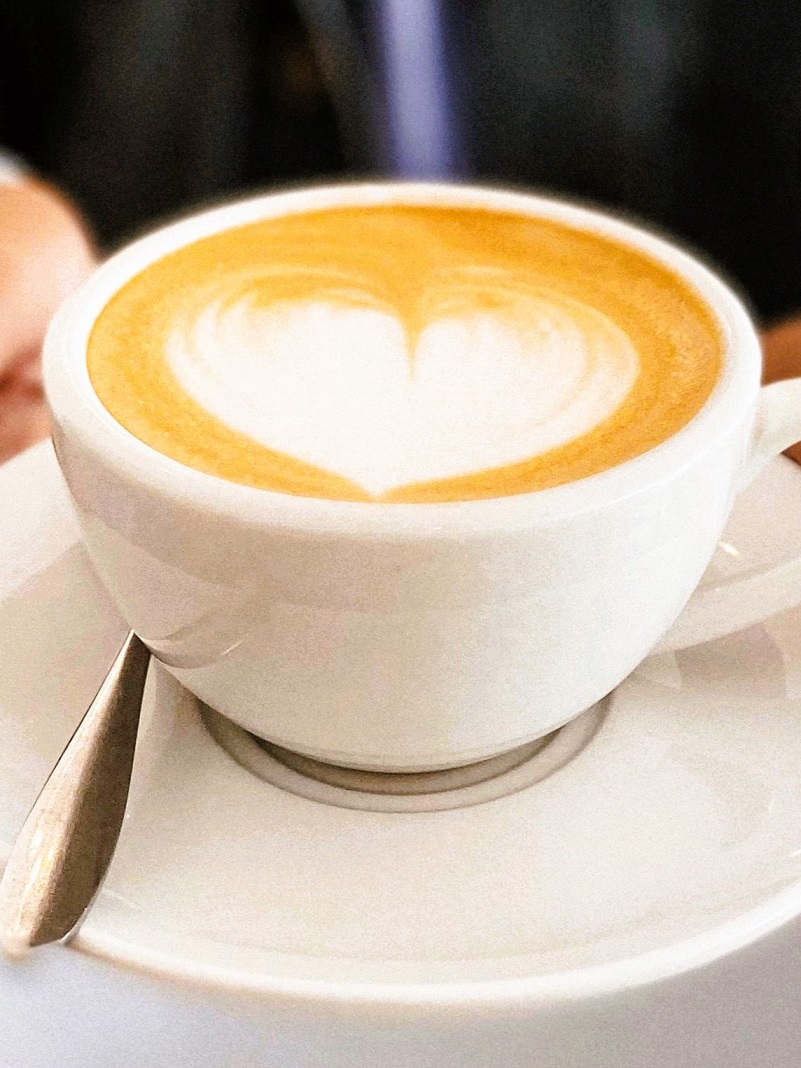 Make a delicious Aeropress latte at home with this easy step-by-step recipe. Learn the best grind size, water temperature, and milk options to create a perfect cup every time. Ideal for coffee lovers looking to craft a rich and creamy latte without an espresso machine.