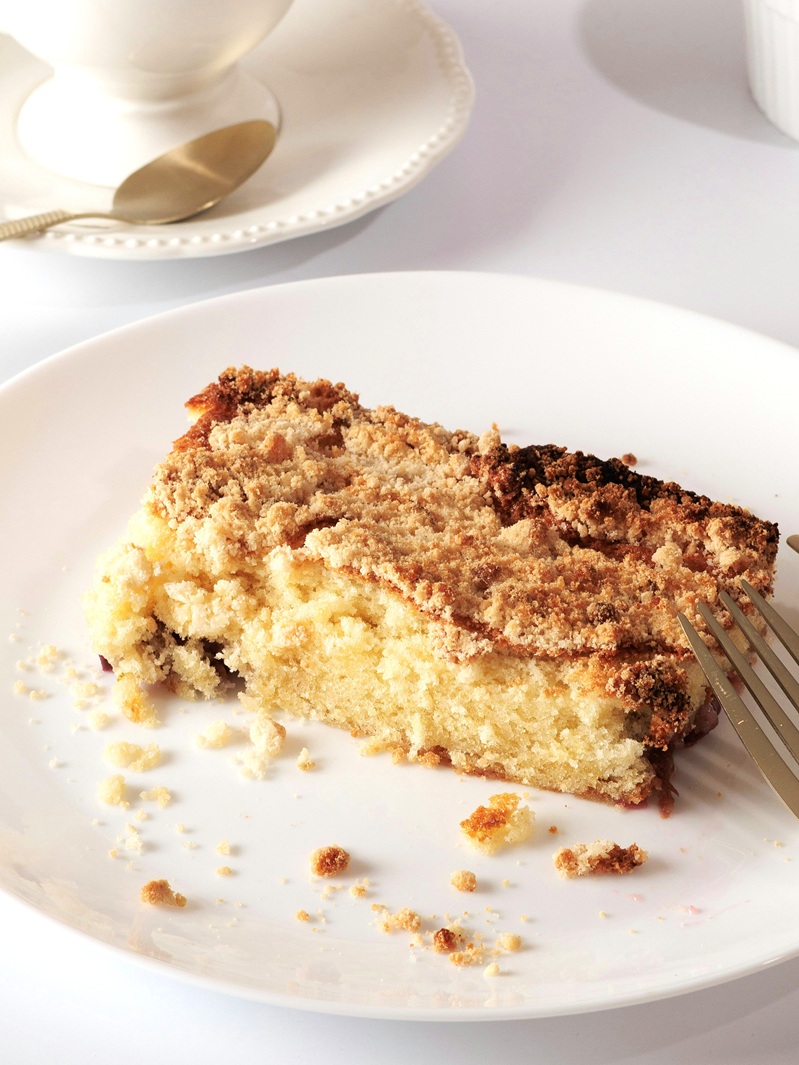Learn how to store coffee cake the right way so it stays soft, moist, and delicious for days with simple storage tips for the counter, fridge, and freezer.
