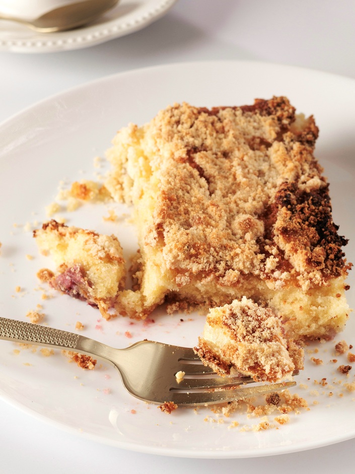 Learn how to store coffee cake the right way so it stays soft, moist, and delicious for days with simple storage tips for the counter, fridge, and freezer.