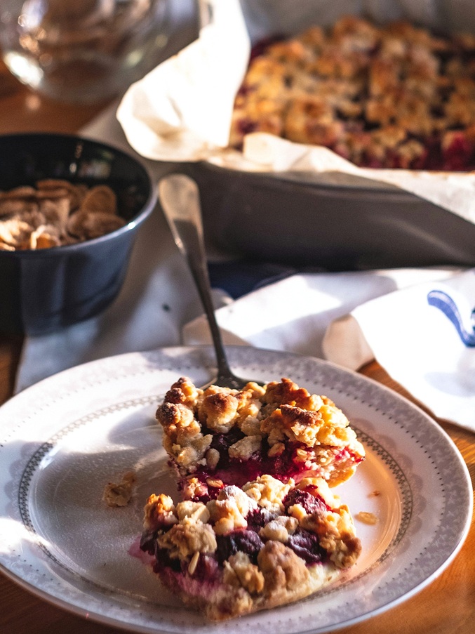 Learn how to store coffee cake the right way so it stays soft, moist, and delicious for days with simple storage tips for the counter, fridge, and freezer.