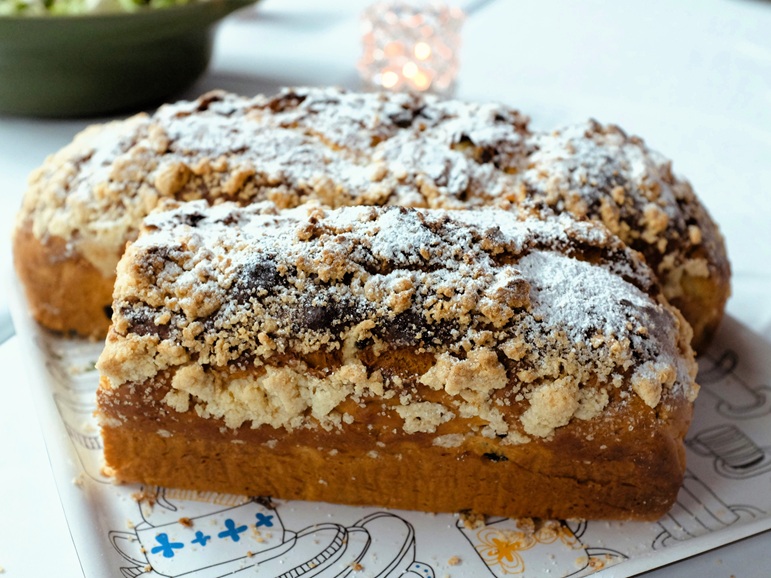 Learn how to store coffee cake the right way so it stays soft, moist, and delicious for days with simple storage tips for the counter, fridge, and freezer.
